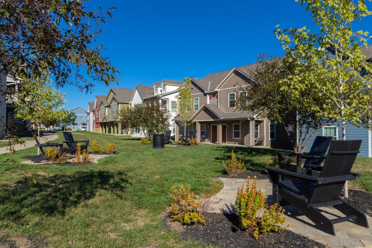 the-collective-at-columbia-apartments-near-the-university-of-missouri-building-exterior-courtyard