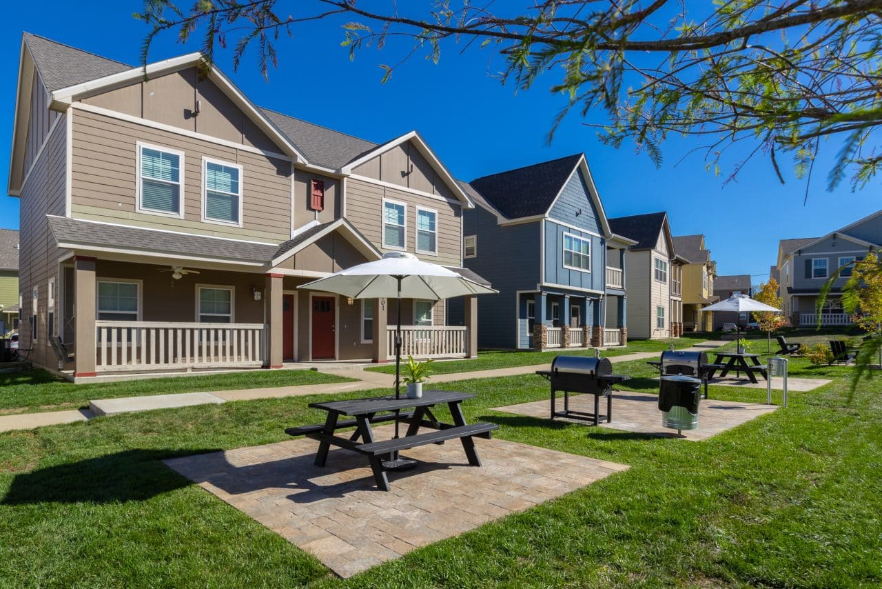 the-collective-at-columbia-apartments-near-the-university-of-missouri-outdoor-picnic-area