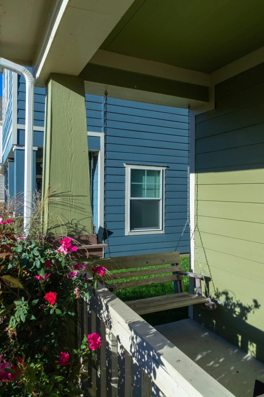 the-collective-at-columbia-apartments-near-the-university-of-missouri-outdoor-porch